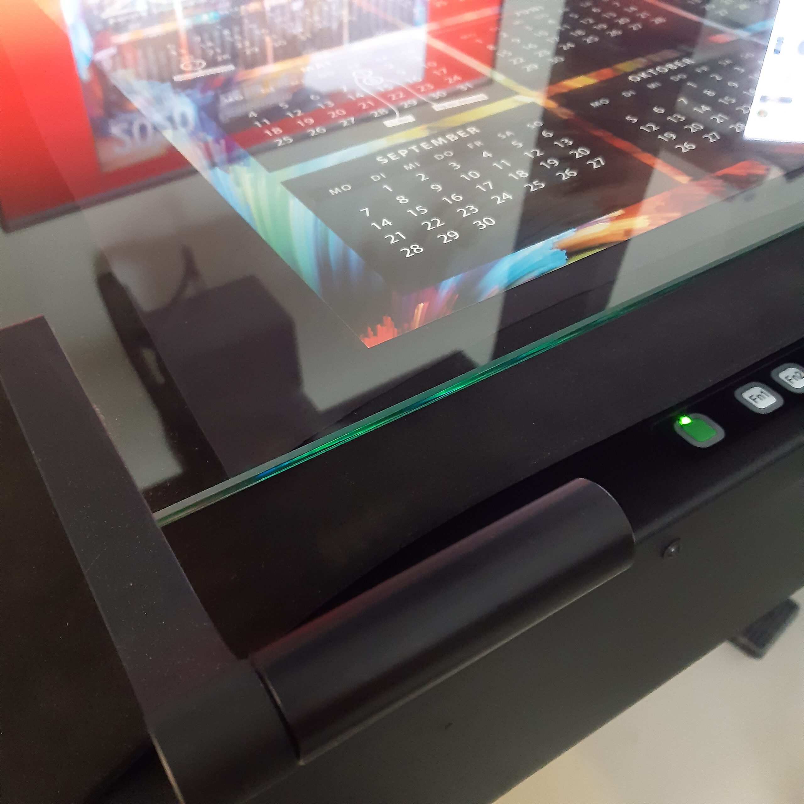 Aufsichtsscanner mit Farbkalibrierungstafel