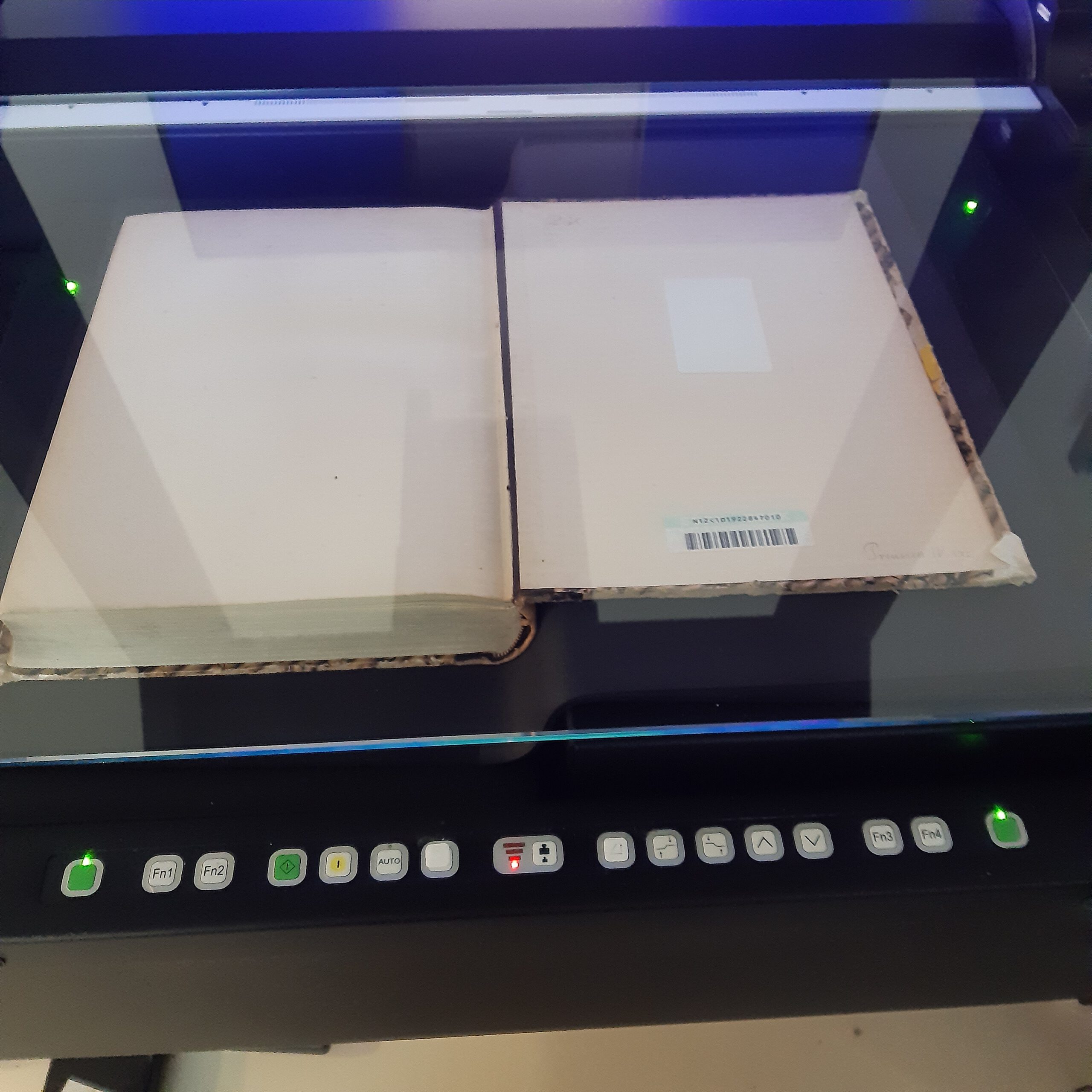 Aufgeschlagenes Buch auf einem Aufsichtsscanner