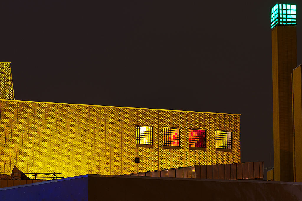 Beleuchtete Fensterfassade der Staatsbibliothek an der Potsdamer Straße